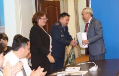 Принявшего роды в Астане полицейского наградили гаджетом