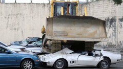 Президент Филиппин раздавил бульдозером люксовые авто, чтобы те не достались чиновникам