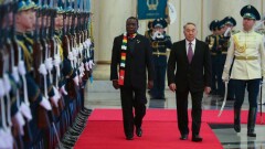 Президент Зимбабве из-за протестов в стране отменил поездку в Давос, но встретился с Назарбаевым