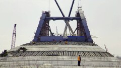 Упавшего в Иртыш с моста маляра уже сутки разыскивают спасатели 