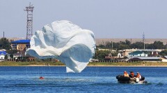 Казахстанские десантники упали с парашютом на водохранилище Капшагай