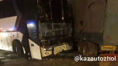 На трассе в Жамбылской области столкнулись КамАЗ, минивэн и два автобуса с пассажирами