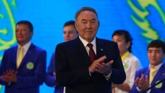  Назарбаев с трибуны пытался успокоить плачущего ребёнка Елеусинова