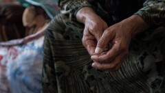 Аким в Актюбинской области пристыдил молодёжь, за которую хлопочут бабушки