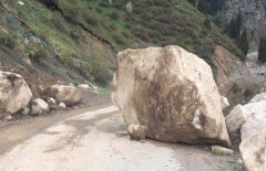 Огромный валун обрушился на дорогу и ограничил движение в горах Алматы