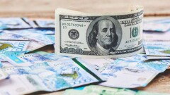 Курс доллара на бирже опустился ниже 440 тенге 