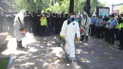В Алматы около сотни человек вышли на митинг, несмотря на карантин и дезинфекцию. Как это было? Фоторепортаж