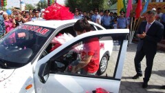 Жазире Жаппаркуль подарили ещё одну машину