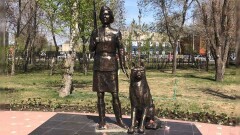 В Костанае пенсионер установил памятник военной медсестре