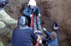 Рабочего завалило грунтом в Алматы