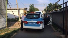 В Шымкенте прохожие наткнулись на повешенного на заборе мужчину