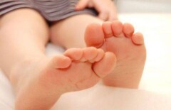 Новорождённую девочку, выброшенную в туалет в Алматинской области, теперь не могут поделить родственники