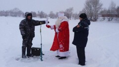 Усть-Каменогорский Дед Мороз учил рыбаков безопасному подлёдному лову