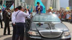 Олимпийские чемпионы проехали по улицам Астаны, стоя в кабриолетах, и искупались в лучах славы