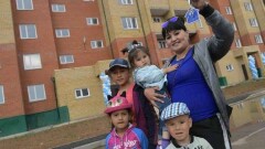 Сапарбаев вручил ключи от квартир многодетным семьям, переехавшим из столицы в Экибастуз