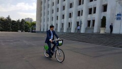 Бауыржан Байбек прокатился на новом городском велосипеде