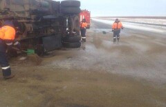 12 тонн бензина вылилось на трассу в Акмолинской области