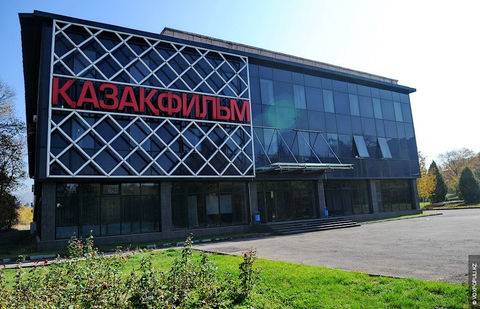 Прокуроры выявили незаконную стоянку и три СТО на территории "Казахфильма"
