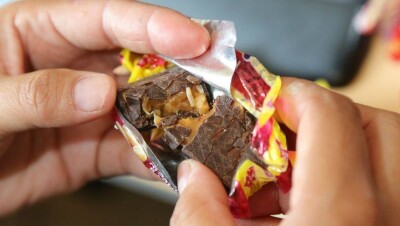 В Кызылорде ищут мужчину, который отравил 12 детей конфетами