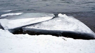 В Актобе троих детей унесло на льдине на середину водохранилища