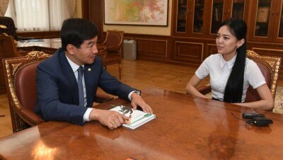 Набравшей 140 баллов на ЕНТ выпускнице Байбек подарил книгу, а Алимкулов – iPhone