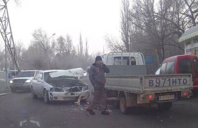Жёсткое столкновение двух машин в Алматы попало на видеорегистратор 