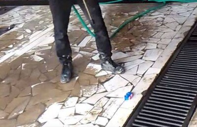 В Алматы на автомойку заехал самый маленький автомобиль в мире