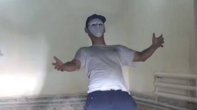 Автомойщик из Актау показал, чем занимается на работе в свободное время