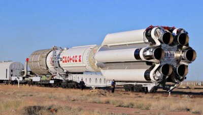 Ракету "Протон-М" для очередного запуска доставили на Байконур