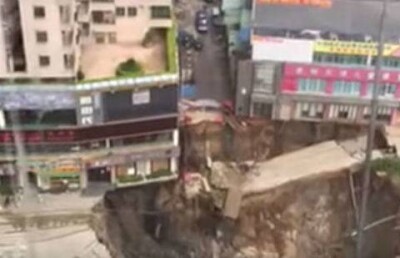 В Китае станцию метро поглотила бездна