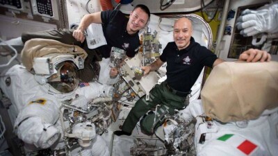 НАСА: При выходе в космос у астронавта США произошла протечка скафандра