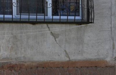 Жильцы дома в Алматы жалуются на трещины в стенах из-за строительства торгового центра