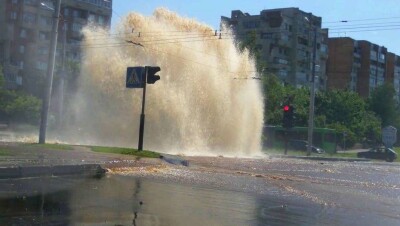 В Алматы прорвало теплотрассу в результате гидравлических испытаний