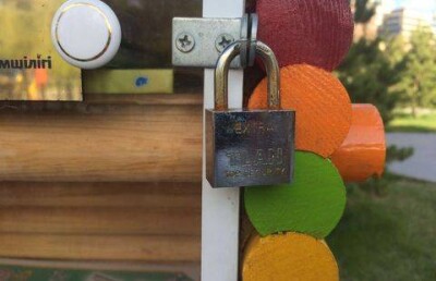 Под замком держат общедоступные книги в Астане 