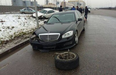 У Mercedes-Benz вырвало колесо после столкновения с Toyota в Алматы 