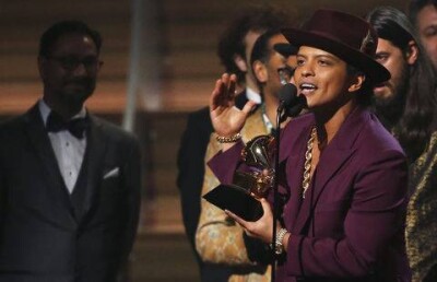 Uptown Funk названа лучшей записью года на церемонии вручения премии Grammy