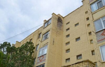 В Актобе разваливается дом, которому недавно придали респектабельный вид