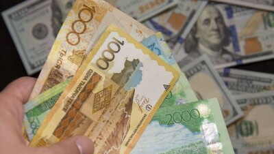 Первый день торгов 2017 года начался для тенге с падения