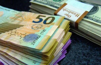 Азербайджанский манат упал на 47% после ухода в свободное плавание 