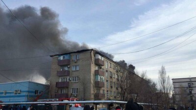 В Атырау сгорела кровля пятиэтажного дома, жильцов эвакуировали