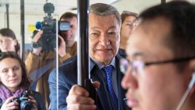 Ахметов возмутился тем, что депутаты редко ездят на автобусах 