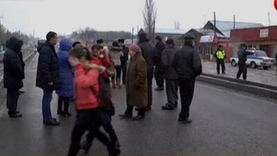 Жители Шымкента парализовали движение на трассе, где сбили детей