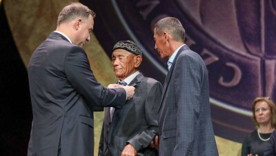 Президент Польши вручил медаль казахстанскому пенсионеру за помощь депортированной семье