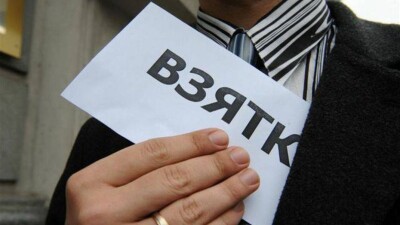 Директор школы в Алматинской области предложил сторожу место своего зама за небольшую взятку