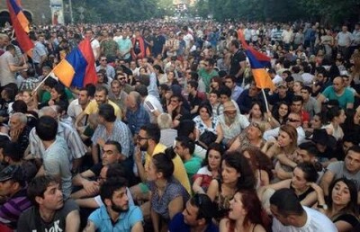 Тысячи людей протестуют против повышения цен на электроэнергию в Ереване