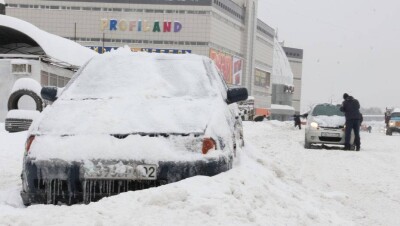За снег во дворах полиция Алматы штрафует организации и предприятия
