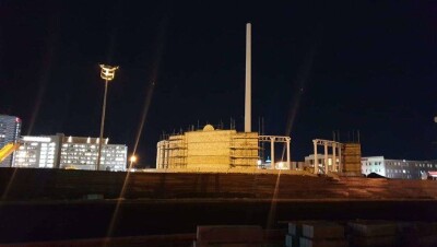 В Атырау от сильного ветра упала секция недостроенного флагштока