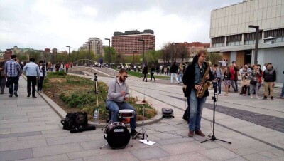 Если власти заботятся о психике граждан, они должны не преследовать, а поощрять уличных музыкантов