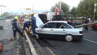 Труба ограждения насквозь пробила машину и убила водителя в Алматы