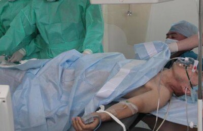 Жителя Шымкента с размозженным от огнестрельного ранения лицом доставили в больницу